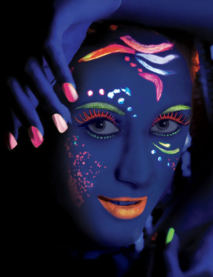 Rendu sous lumière noire du vernis à ongles néon pour adulte rose fluorescent
