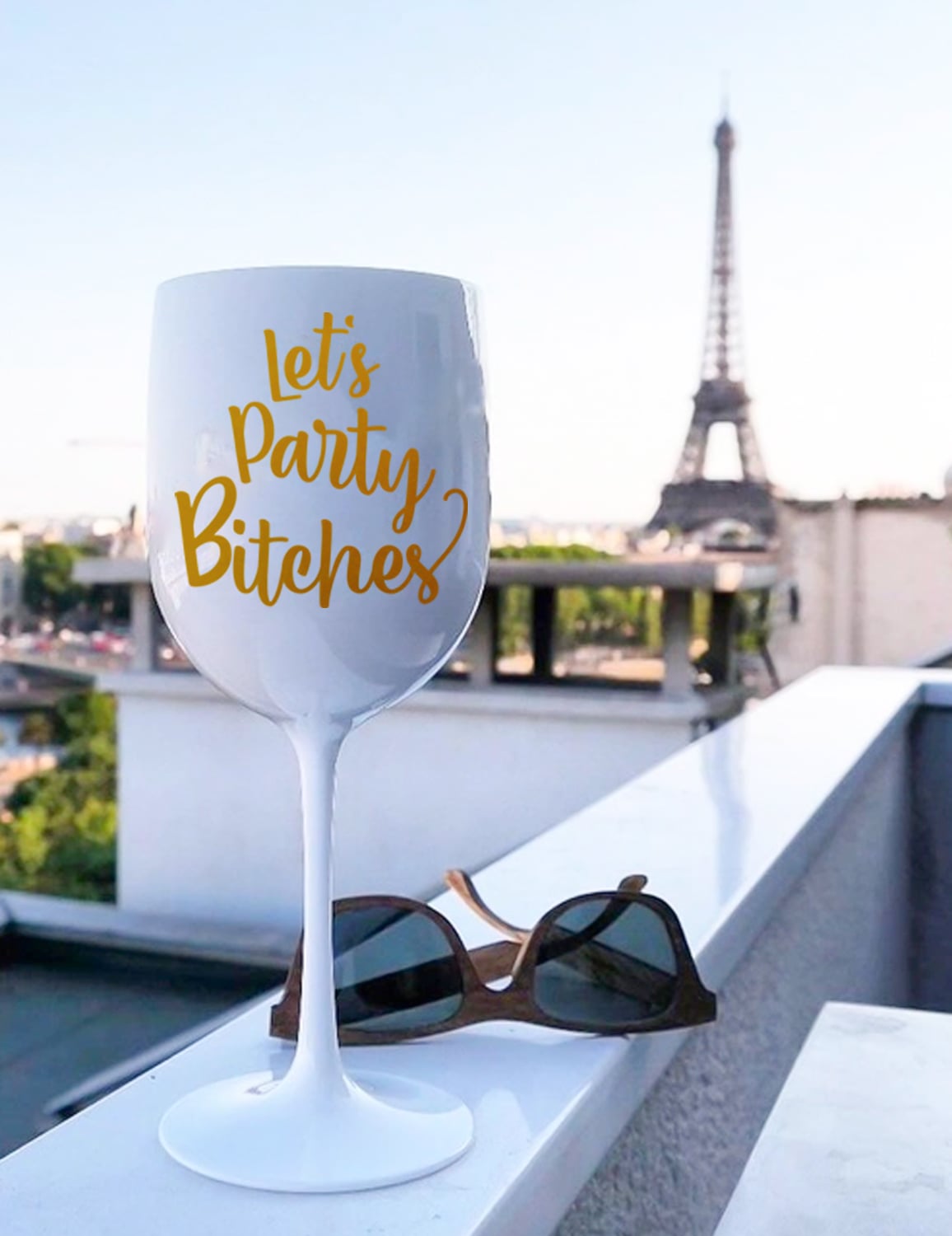 Mise en situation sur un balcon du verre Let's party bitches