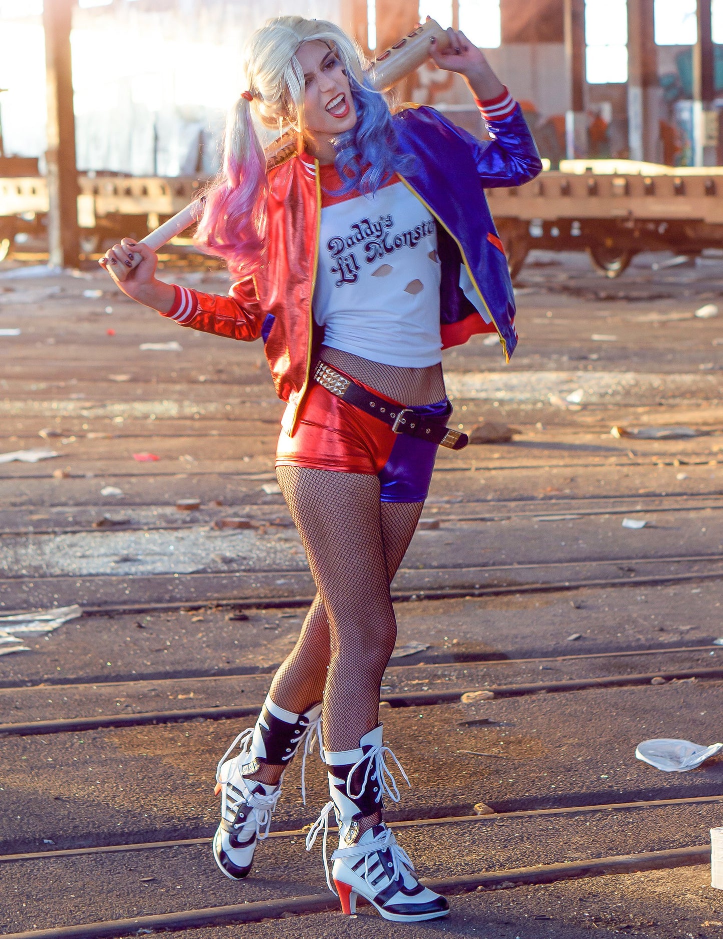 Mise en situation de la veste et t-shirt intégré Harley Quinn Suicide Squad™