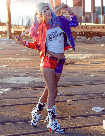 Mise en situation de la veste et t-shirt intégré Harley Quinn Suicide Squad™