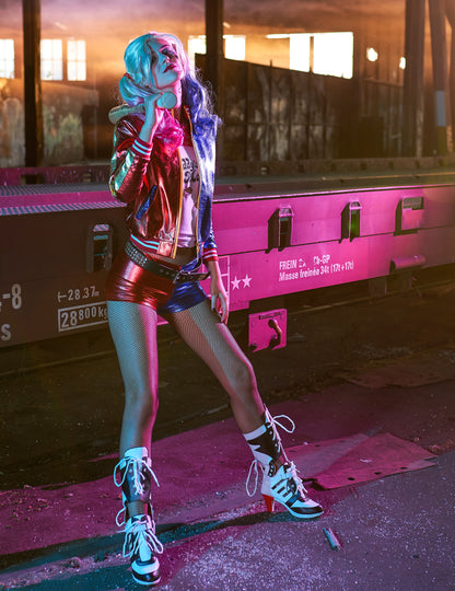 Vue d'ensemble en situation de la veste et t-shirt intégré Harley Quinn Suicide Squad™