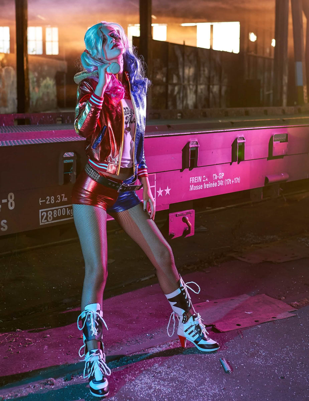 Pohľad z profilu s palicou, bunda a integrované tričká Harley Quinn Suicide squad™