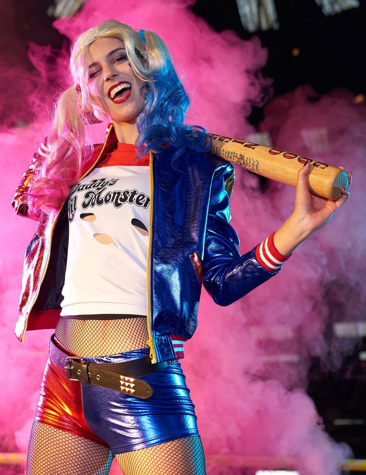 Scéna s ružovým dymom z bundy a integrovaného trička Harley Quinn Suicide Squad™