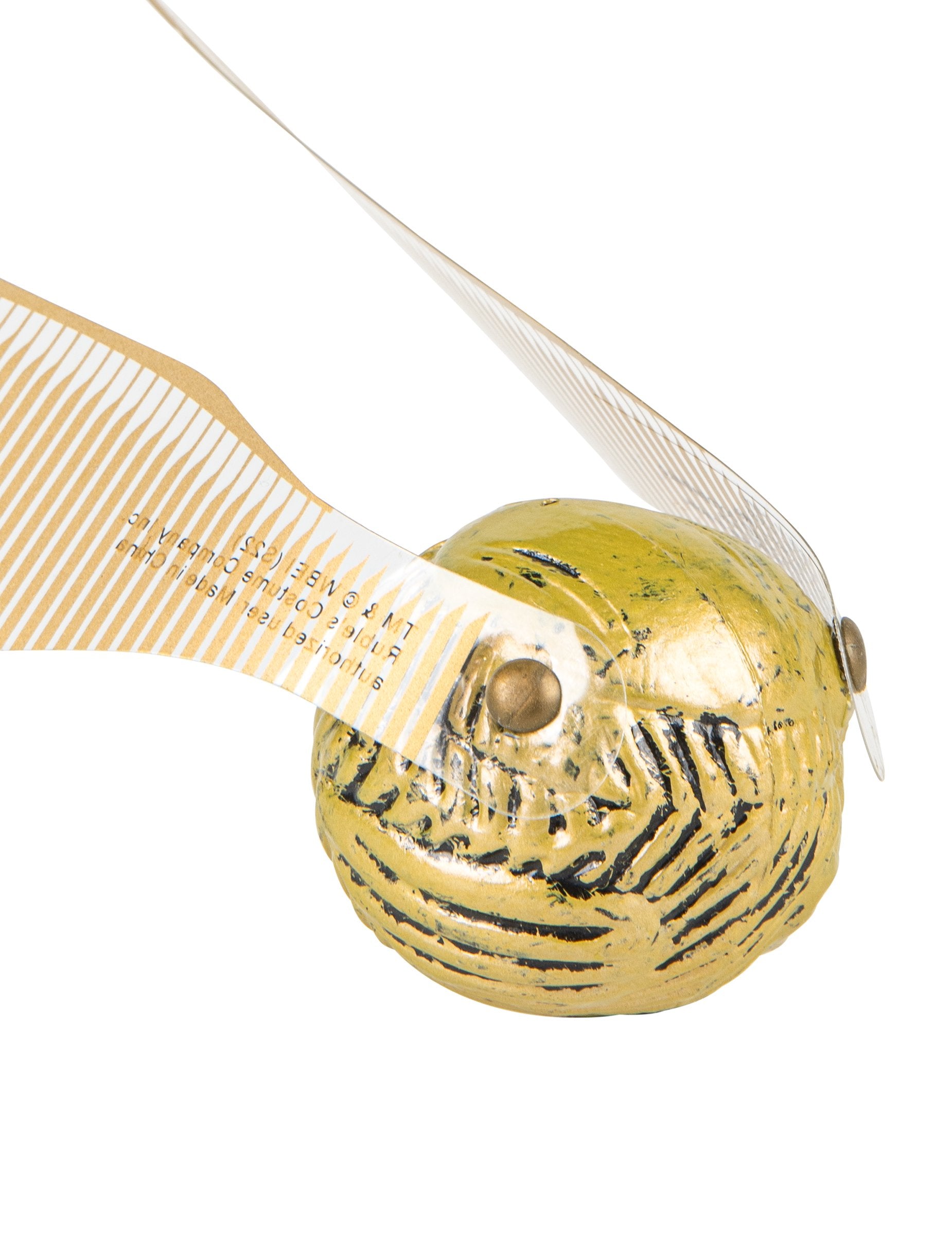 Detail textúry a upevnenia krídel Zlatonky Harry Potter